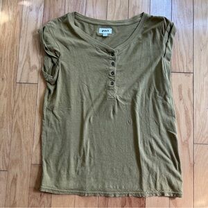 Pact sleeveless tee size M